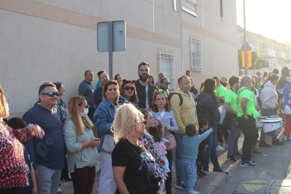 Los vecinos de Huércal siguiendo en gran número las carrozas.