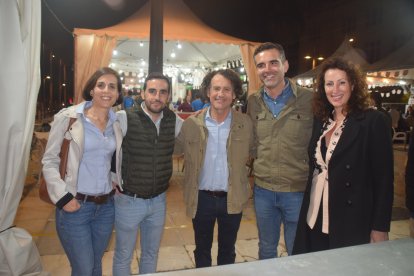 Amigos y familias disfrutan de las cruces.