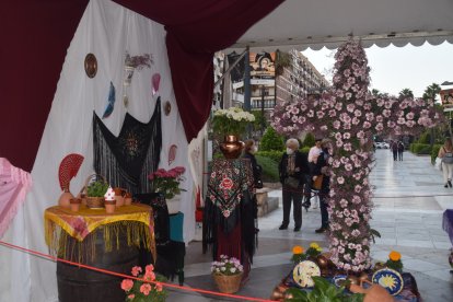 El centro de la capital y el barrio de Torrecárdenas celebran las cruces.