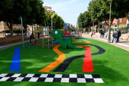 Vista general del remodelado parque infantil.