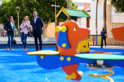 Cuenta con césped artificial de colores, nueva cartelería, vallas de seguridad y juegos.