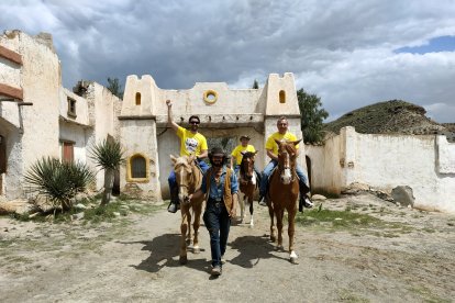Los ferraristas canmbiaron por una mañana sus coches del \'cavallino rampante\' por caballos reales.