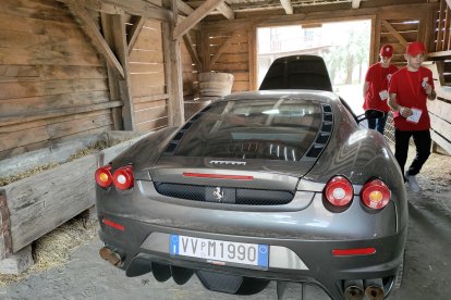 Uno de los Ferrari en una de las cuadras de los decorados cinematográficos.