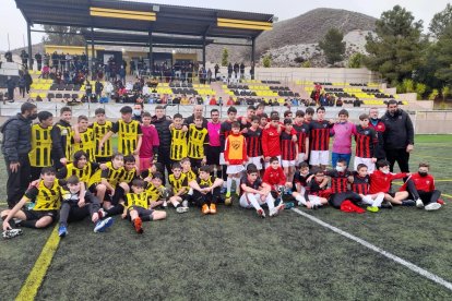 El Cantoria infantil celebrando con su afición.