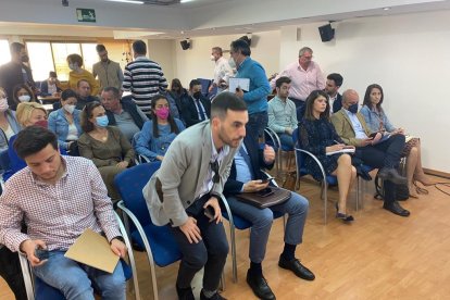 En el centro, el concejal Carlos Sánchez, de Almería capital.