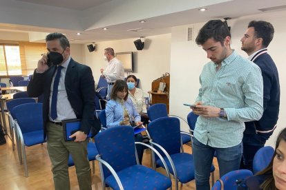 A la izquierda, el roquetero José Luis Mañas.