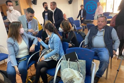 El concejal Carlos Sánchez dialoga con delegados de la Junta.