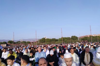 Fieles en el recinto ferial.