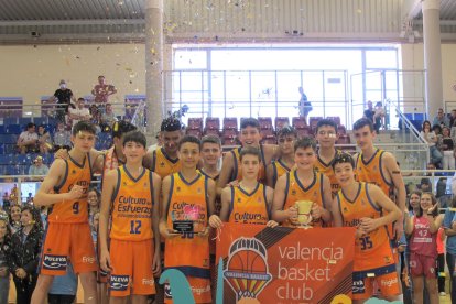 Valencia levantó la copa de ganador