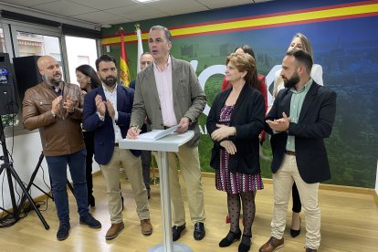 Aplausos tras la firma en el Libro de Honor de Vox Almería.