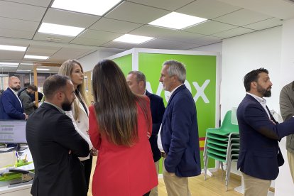 Invitados al acto en la sede de Vox.