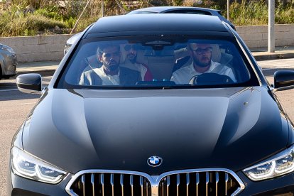 Vehículos oficiales llegando al Mediterráneo.