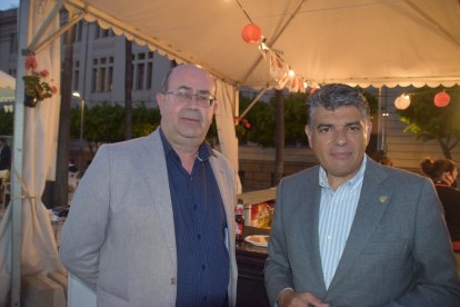 El periodista Juan Aguilera y el concejal Miguel Cazorla.