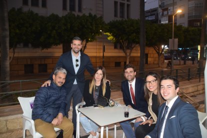 Cofrades de Pasión, compartiendo unas cervezas.