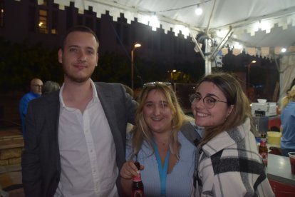 José Martín y Karina Tripiama de tapitas.