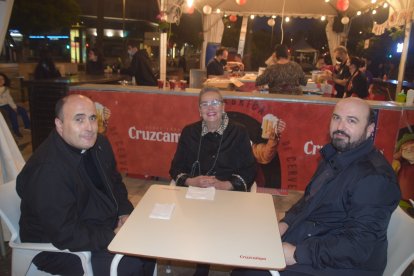 Los sacerdote Ramón Garrido y Vasyl Diakiv de Ucrania, con Teresa Galindo.