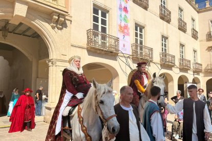 Isabel y Fernando entrando a la Plaza Vieja.
