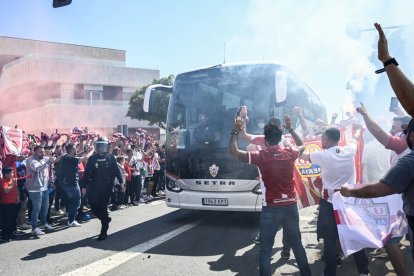 La afición recibiendo al equipo.