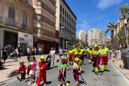 Los niños y adultos disfrazados en Carnaval.
