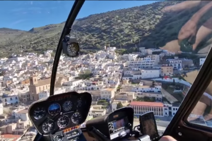 Jesús Calleja en el helicóptero sobrevolando la Alpujarra.