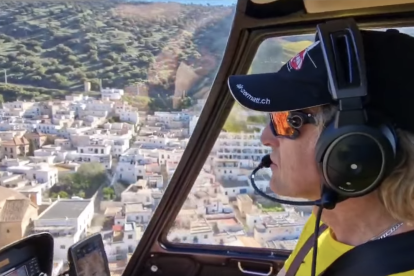 Jesús Calleja en el helicóptero sobrevolando la Alpujarra.