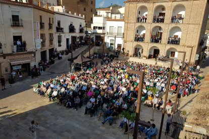 Jesús Calleja y el pueblo Laujar de Andarax durante la grabación del final de programa.