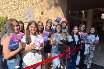 Un grupo de jóvenes esperando en las puertas del Castillo de Santa Ana.