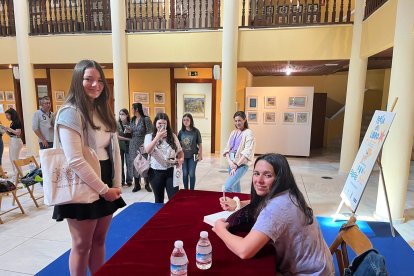 Alice Kellen firmando ejemplares.
