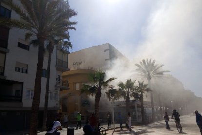 Incendio en la cocina de un bar del Paseo Marítimo.