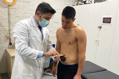 Paquillo atiende al doctor.