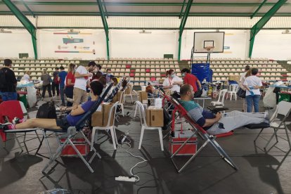 Donantes y personal médico en el pabellón deportivo Rafael Florido.
