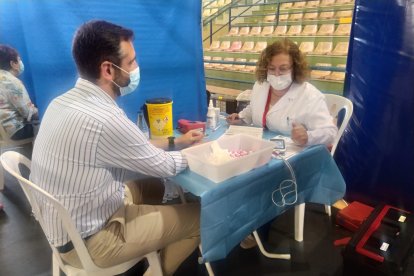 El alcalde de Almería previamente a la donación de sangre.