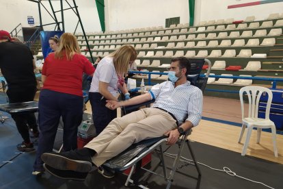 El alcalde de Almería donando sangre. 