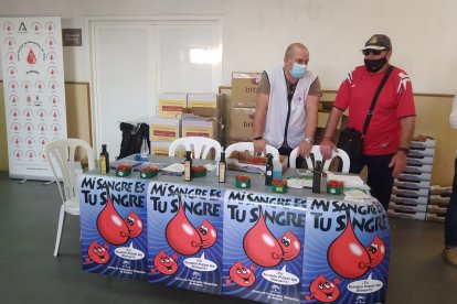 Obsequio de una botella de aceite y tomates tras la donación. 