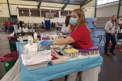 Profesional sanitario de la jornada de donación de sangre.