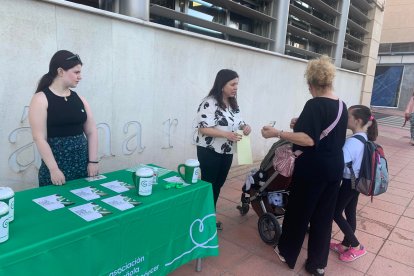 Mesa informativa de la Asociación Española Contra el Cáncer.