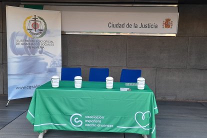 Mesa informativa de la Asociación Española Contra el Cáncer.