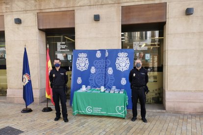 Mesa informativa de la Policía Nacional de la Asociación Española Contra el Cáncer.