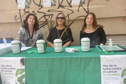 Mesa informativa de la Asociación Española Contra el Cáncer.