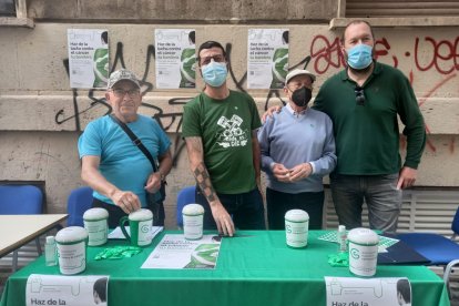 Mesa informativa de la Asociación Española Contra el Cáncer.