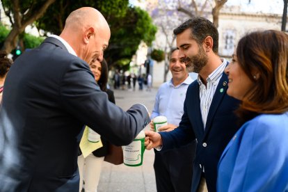 El alcalde de Almería, Ramón Fernández-Pacheco, en la cuestación de la AECC.