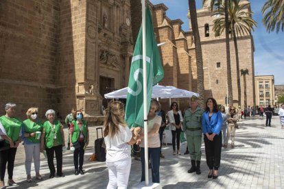 El izado de la bandera de la AECC.