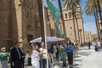 El izado de la bandera de la AECC.