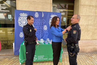 Magdalena Cantero y dos agentes de la Policía Nacional.