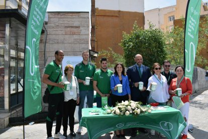 Voluntarios de la AECC y jugadores de Unicaja Costa de Almería.