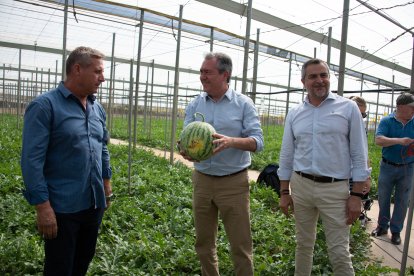 Espadas, con una sandía en la mano.