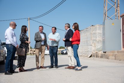 Espadas charla con compañeros de partido.