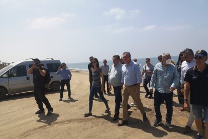 Juan Espadas en la playa de Balerma.