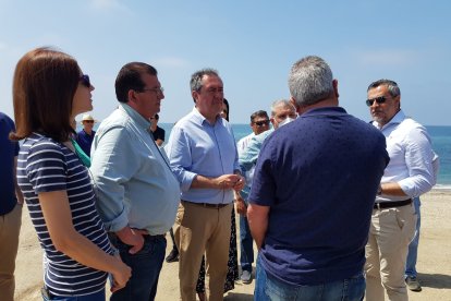 Juan Espadas en la playa de Balerma.