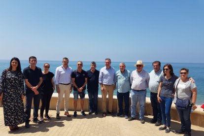 Foto de familia en la playa de Balerma.